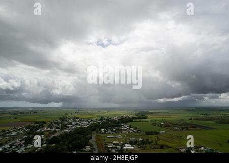 Drone aérienne d'orage approchant au-dessus de la ville Banque D'Images