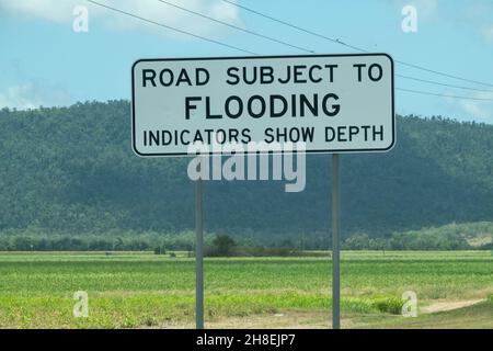 Signalisation routière route sujette à des inondations, les indicateurs indiquent la profondeur Banque D'Images