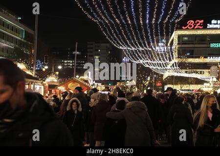 Der 38.Weihnachtsmarkt am Breitscheidplatz verbreitet mitten in der pulsierenden City-West gemütliche Weihnachtstimmung.Berlin, 28.11.2021 Banque D'Images