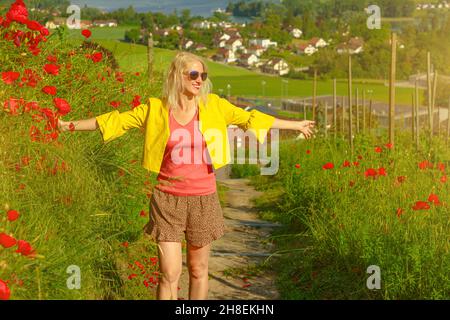 Fille marchant dans les vignobles en terrasse au-dessus de Stein am Rhein en Suisse.Vue aérienne du paysage urbain sur le Rhin.Canton suisse Schaffhausen Banque D'Images