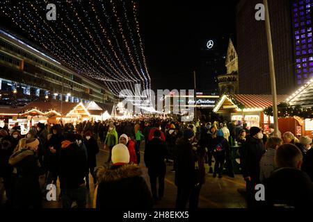 Der 38.Weihnachtsmarkt am Breitscheidplatz verbreitet mitten in der pulsierenden City-West gemütliche Weihnachtstimmung.Berlin, 28.11.2021 Banque D'Images