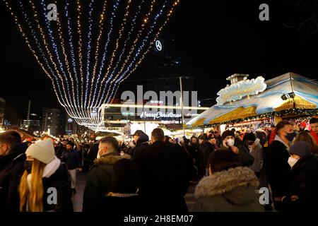 Der 38.Weihnachtsmarkt am Breitscheidplatz verbreitet mitten in der pulsierenden City-West gemütliche Weihnachtstimmung.Berlin, 28.11.2021 Banque D'Images