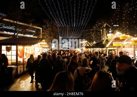 Der 38.Weihnachtsmarkt am Breitscheidplatz verbreitet mitten in der pulsierenden City-West gemütliche Weihnachtstimmung.Berlin, 28.11.2021 Banque D'Images