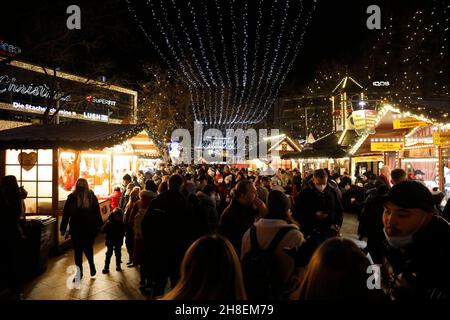 Der 38.Weihnachtsmarkt am Breitscheidplatz verbreitet mitten in der pulsierenden City-West gemütliche Weihnachtstimmung.Berlin, 28.11.2021 Banque D'Images