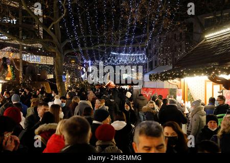 Der 38.Weihnachtsmarkt am Breitscheidplatz verbreitet mitten in der pulsierenden City-West gemütliche Weihnachtstimmung.Berlin, 28.11.2021 Banque D'Images