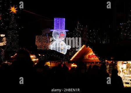 Der 38.Weihnachtsmarkt am Breitscheidplatz verbreitet mitten in der pulsierenden City-West gemütliche Weihnachtstimmung.Berlin, 28.11.2021 Banque D'Images