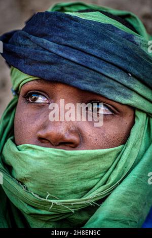 Mali, Tombouctou , gros plan portrait d'un tuareg avec un turban vert.Portrait d'un Tuareg avec un turban vert Banque D'Images