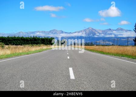 Centre de route vide, State Highway 73, District de Selwyn, Canterbury, île du Sud, Nouvelle-Zélande Banque D'Images