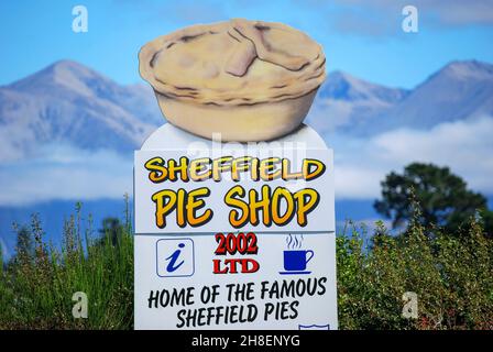 Sheffield Pie Shop sign, Sheffield, State Highway 73, District de Selwyn, Canterbury, île du Sud, Nouvelle-Zélande Banque D'Images