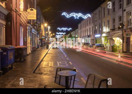 Pearse Street, Clonakilty la nuit Banque D'Images