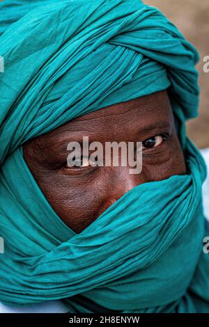 Mali, Tombouctou , gros plan portrait d'un tuareg avec un turban vert.Portrait d'un Tuareg avec un turban vert Banque D'Images