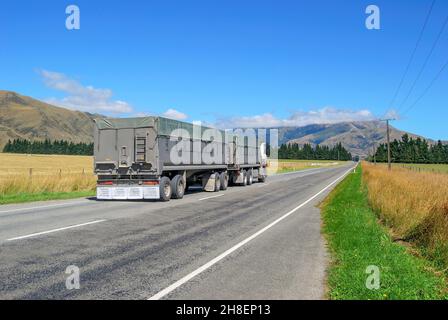 Camion de bétail sur l'autoroute 73, District de Selwyn, Canterbury, île du Sud, Nouvelle-Zélande Banque D'Images