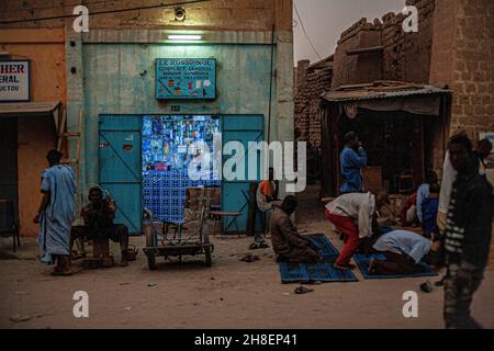 Les fidèles musulmans s'agenouillent sur des tapis de prière à l'extérieur de la boutique à Tombouctou, Mali Afrique de l'Ouest . Banque D'Images