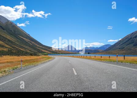 La route par le lac Pearson, Arthur's Pass National Park, Canterbury, île du Sud, Nouvelle-Zélande Banque D'Images