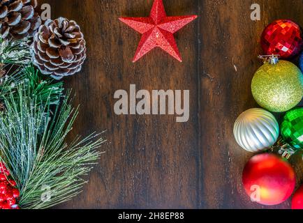 Haut image des décorations de Noël et de l'étoile de Lone sur la table en bois Banque D'Images