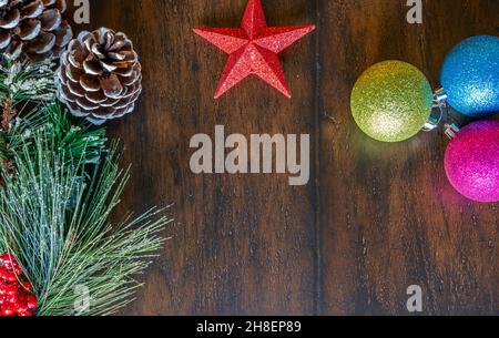 Haut dessus de trois boules de Noël Coloful, Lone Star et PIN Cones sur une table en bois Banque D'Images