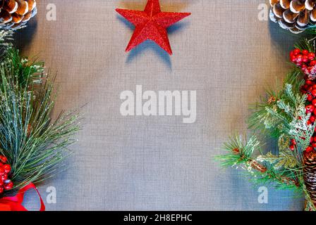 Vue sur les décorations d'un jour de Noël disposées sur un tissu gris Banque D'Images