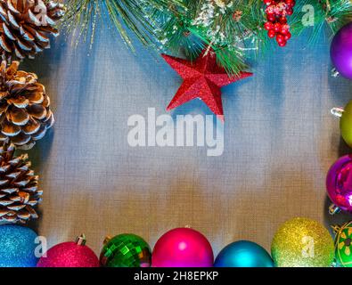 Décoration de Noël sur un napperon en tissu gris Banque D'Images