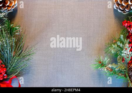 Vue de dessus de la décoration d'époque sur un napperon gris Banque D'Images