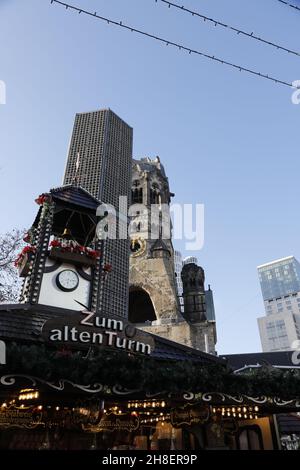 Der 38.Weihnachtsmarkt am Breitscheidplatz verbreitet mitten in der pulsierenden City-West gemütliche Weihnachtstimmung.Berlin, 28.11.2021 Banque D'Images