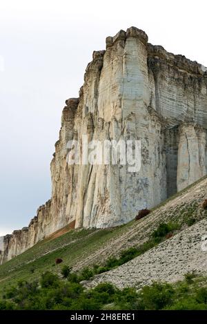 Photos de la péninsule d'automne de Crimée, roche blanche d'Ak-Kaya, quartier de Belogorsky, rivière Biyuk-Karasu, époque mousterienne,Les colonies de la sa Banque D'Images