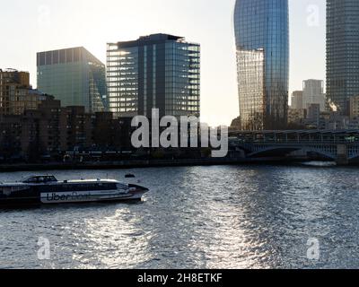 Londres, Grand Londres, Angleterre, novembre 23 2021 : Uber boat le long de la Tamise comme lumière du soleil brille sur l'eau. Banque D'Images