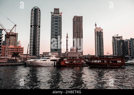 Dubai Marina est un quartier résidentiel riche connu pour la plage à JBR, la Dubai Marina Walk est bordée de cafés modernes et d'étals d'artisanat d'une journée, commun Banque D'Images