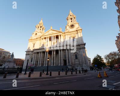 Londres, Grand Londres, Angleterre, 23 novembre 2021 : Cathédrale St Paul le jour de l'automne, le soleil couchant la moitié supérieure du bâtiment. Banque D'Images