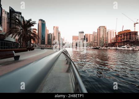 Dubai Marina est un quartier résidentiel riche connu pour la plage à JBR, la Dubai Marina Walk est bordée de cafés modernes et d'étals d'artisanat d'une journée, commun Banque D'Images