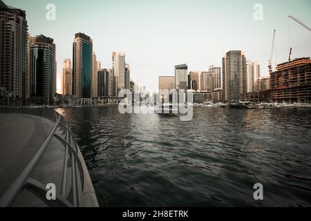 Dubai Marina est un quartier résidentiel riche connu pour la plage à JBR, la Dubai Marina Walk est bordée de cafés modernes et d'étals d'artisanat d'une journée, commun Banque D'Images