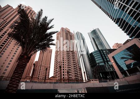 Dubai Marina est un quartier résidentiel riche connu pour la plage à JBR, la Dubai Marina Walk est bordée de cafés modernes et d'étals d'artisanat d'une journée, commun Banque D'Images