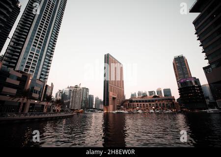 Dubai Marina est un quartier résidentiel riche connu pour la plage à JBR, la Dubai Marina Walk est bordée de cafés modernes et d'étals d'artisanat d'une journée, commun Banque D'Images