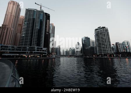 Dubai Marina est un quartier résidentiel riche connu pour la plage à JBR, la Dubai Marina Walk est bordée de cafés modernes et d'étals d'artisanat d'une journée, commun Banque D'Images