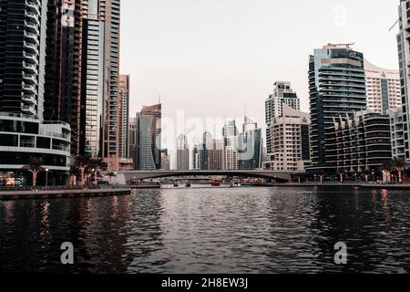 Dubai Marina est un quartier résidentiel riche connu pour la plage à JBR, la Dubai Marina Walk est bordée de cafés modernes et d'étals d'artisanat d'une journée, commun Banque D'Images