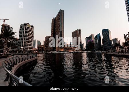 Dubai Marina est un quartier résidentiel riche connu pour la plage à JBR, la Dubai Marina Walk est bordée de cafés modernes et d'étals d'artisanat d'une journée, commun Banque D'Images