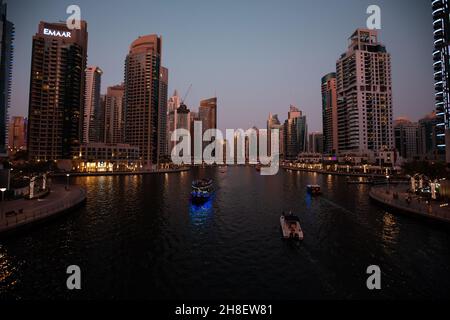 Dubai Marina est un quartier résidentiel riche connu pour la plage à JBR, la Dubai Marina Walk est bordée de cafés modernes et d'étals d'artisanat d'une journée, commun Banque D'Images