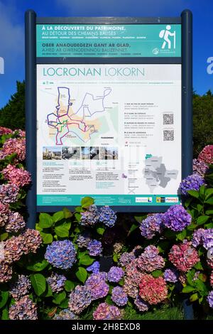 LOCRONAN, FRANCE -13 AOÛT 2021- vue de Locronan, un village historique en pierre du département de Finistère de Bretagne, nommé comme l'un des 100 plus beaux Banque D'Images