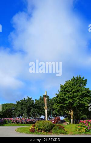 LOCRONAN, FRANCE -13 AOÛT 2021- vue de Locronan, un village historique en pierre du département de Finistère de Bretagne, nommé comme l'un des 100 plus beaux Banque D'Images