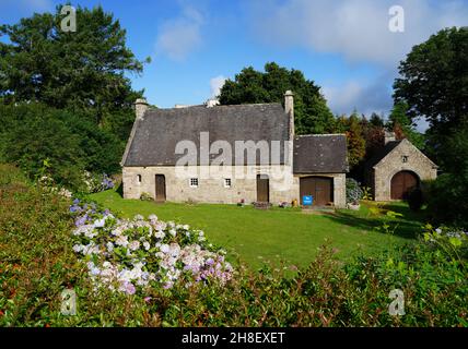 LOCRONAN, FRANCE -13 AOÛT 2021- vue de Locronan, un village historique en pierre du département de Finistère de Bretagne, nommé comme l'un des 100 plus beaux Banque D'Images