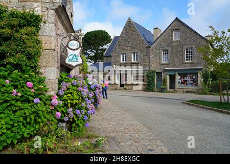LOCRONAN, FRANCE -13 AOÛT 2021- vue de Locronan, un village historique en pierre du département de Finistère de Bretagne, nommé comme l'un des 100 plus beaux Banque D'Images