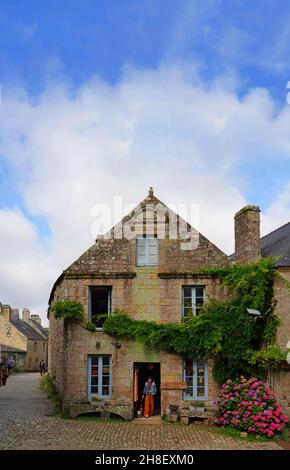 LOCRONAN, FRANCE -13 AOÛT 2021- vue de Locronan, un village historique en pierre du département de Finistère de Bretagne, nommé comme l'un des 100 plus beaux Banque D'Images