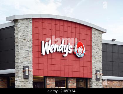 Panneau extérieur de l'entrée de la restauration rapide de Wendy's. Banque D'Images