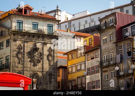 Place du fleuve près du pont Dom Luis I à Porto, Portugal Banque D'Images