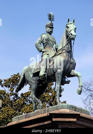 Statue équestre en bronze du Prince Komatsu Akihito dans le parc Ueno, Tokyo.Il était un officier de carrière japonais dans l'Armée impériale japonaise. Banque D'Images