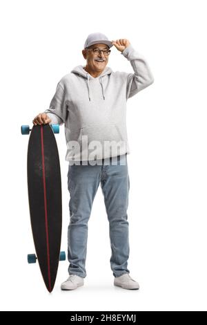 Portrait complet d'un homme mûr gai saluant avec un chapeau et tenant un long tableau isolé sur fond blanc Banque D'Images