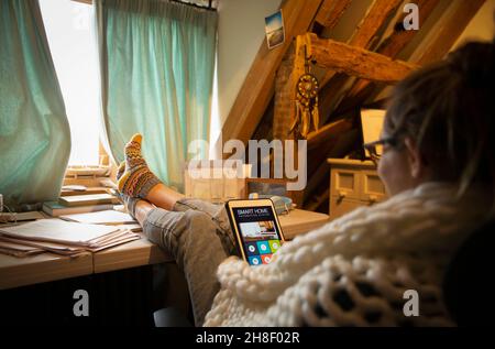 Femme regardant l'automatisation à domicile sur l'écran d'une tablette numérique Banque D'Images