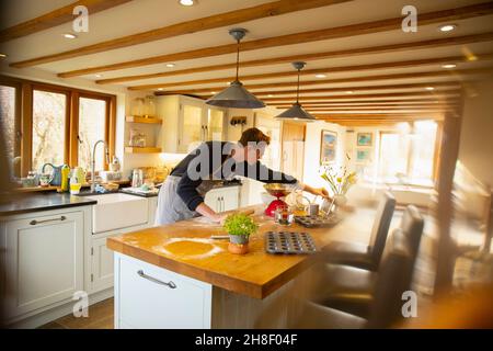Homme avec une tablette numérique dans la cuisine Banque D'Images