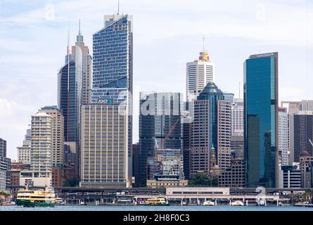 Gratte-ciel de la ville de Sydney avec immeubles de bureaux en hauteur et gare de quai circulaire, nouveau bâtiment AMP ( 2021) visible, Sydney, Australie Banque D'Images