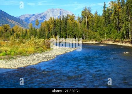 La rivière Elk est une rivière de 220 kilomètres de long, située dans le district de Kootenay, dans le sud-est de la province canadienne de la Colombie-Britannique. Banque D'Images