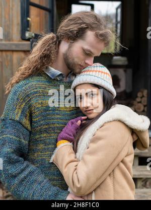 Portrait serein affectueux jeune couple embrassant Banque D'Images